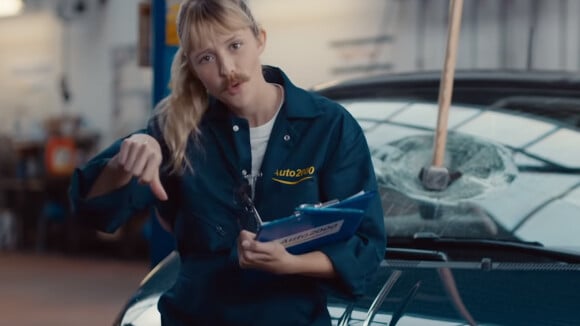 Angèle rejoue des pubs cultes en les détournant avec humour dans le clip "Oui ou Non"