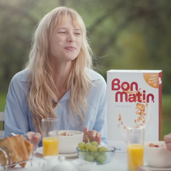 Angèle rejoue des pubs cultes en les détournant avec humour dans le clip "Oui ou Non"