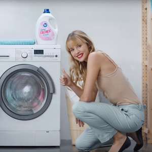 Angèle rejoue des pubs cultes en les détournant avec humour dans le clip "Oui ou Non"