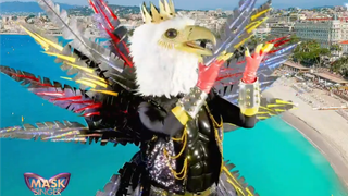 Mask Singer : quelle célébrité est l'aigle ? Les indices qui dévoilent son identité