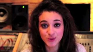 Camelia Jordana ... elle reprend son tube Non, non, non pour l'Unicef