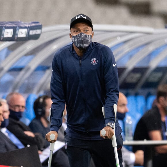 Kylian Mbappé blessé par Loïc Perrin en plein match PSG contre Saint-Etienne (1-0) : il remporte la finale de la Coupe de France mais termine en béquilles