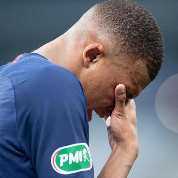 Kylian Mbappé blessé par Loïc Perrin en plein match PSG contre Saint-Etienne (1-0) : il remporte la finale de la Coupe de France mais termine en béquilles