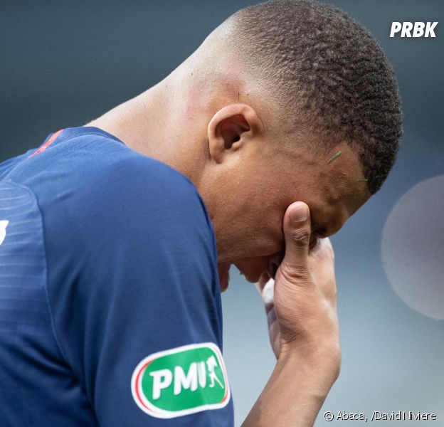 Kylian Mbappé blessé par Loïc Perrin en plein match PSG contre Saint-Etienne (1-0) : il remporte la finale de la Coupe de France mais termine en béquilles