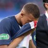 Kylian Mbappé blessé par Loïc Perrin en plein match PSG contre Saint-Etienne (1-0) : il remporte la finale de la Coupe de France mais termine en béquilles