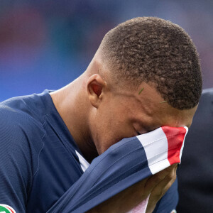 Kylian Mbappé blessé par Loïc Perrin en plein match PSG contre Saint-Etienne (1-0) : il remporte la finale de la Coupe de France mais termine en béquilles