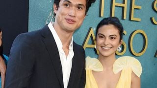 Camila Mendes et Charles Melton de nouveau en couple ? Des photos sèment le doute