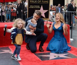 Blake Lively poste avec Ryan Reynolds et leurs filles James et Inez