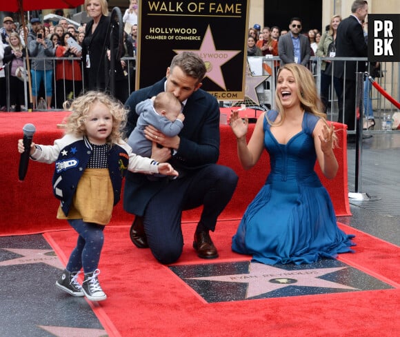 Blake Lively poste avec Ryan Reynolds et leurs filles James et Inez