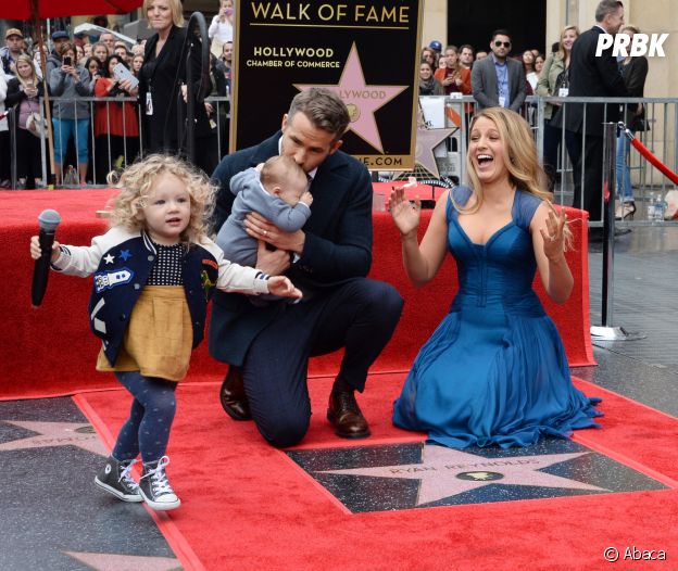 Blake Lively poste avec Ryan Reynolds et leurs filles James et Inez