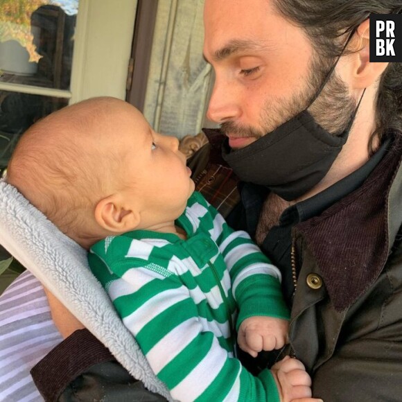 Penn Badgley pose avec son fils