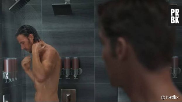 Sex/Life sur Netflix : Adam Demos (Brad) et Mike Vogel (Cooper) réagissent à la scène de nudité full frontal dans la douche