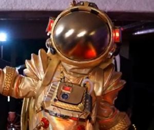 Mask Singer 2022 : costumes, playback, casting... Camille Combal se confie sur la saison 3, dans une interview vidéo pour PRBK. Qui se cache derrière le cosmonaute ?