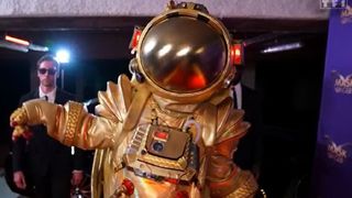 Mask Singer 2022 : qui est le cosmonaute ? Les indices et théories sur son identité