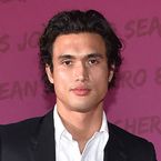 Charles Melton (Riverdale) en couple après Camila Mendes ? Ça se confirme en photos