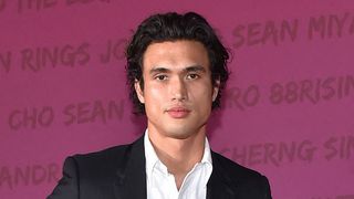 Charles Melton (Riverdale) en couple après Camila Mendes ? Ça se confirme en photos