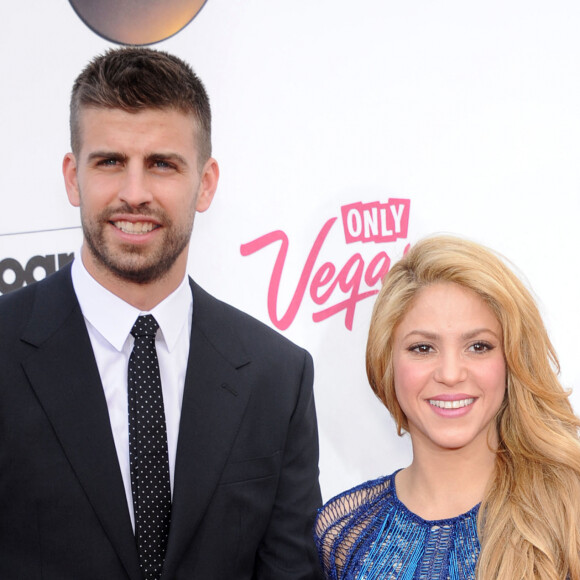 La chanteuse Shakira séparée du footballeur Gerard Piqué après 12 ans de relation et 2 enfants : raisons de leur séparation, rumeurs de tromperies, garde des enfants... Elle se confie.