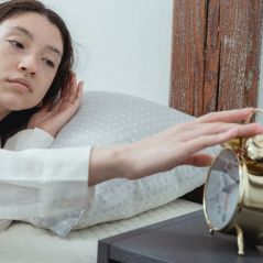 La science a étudié l'effet de "dormir cinq minutes de plus" après le réveil. Verdict : le snooze est une mauvaise idée