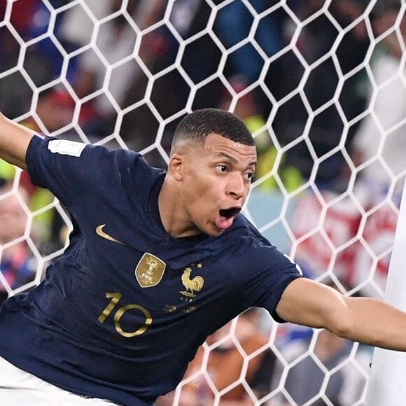 Kylian Mbappé en plein bad buzz pour ces photos à la Coupe du Monde 2022, des internautes le clashent sur Twitter : "Oh non pas ça", "pas gêné"...