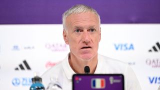 "Je le prends mal là, attention" : un joueur des Bleus humilié par un journaliste au Qatar, les supporters scandalisés