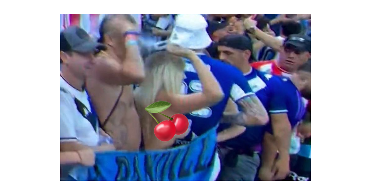 Cette Supportrice De L Argentine Exhibe Ses Seins Au Qatar Durant La Finale Face La France L