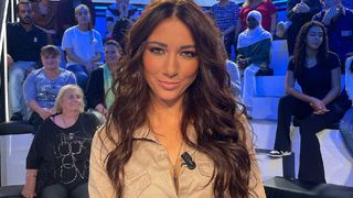 "Tu fais pitié" : Delphine Wespiser dévoile son nouveau look de façon surprenante et énerve même ses fans