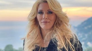 "Vous êtes de la m*rde" : Loana fracasse les candidats de télé-réalité qui vivent à Dubaï et répond cash à ses haters