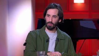 "C'est aussi un macaron à la cervelle ?" : instant malaise pour Lomepal, végétarien, pendant le dîner de C à vous