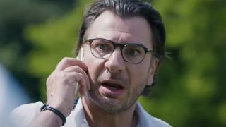 "J'ai senti un truc chaud et humide contre moi..." : Michaël Youn sans filtre, ce jour où un individu s'est soulagé sur lui