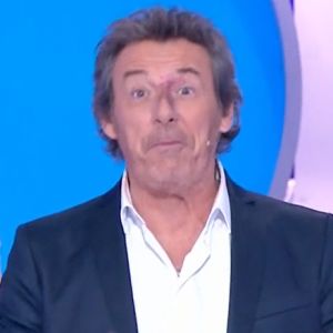 Jean-Luc Reichmann se fait complimenter sur ses fesses en pleine émission.