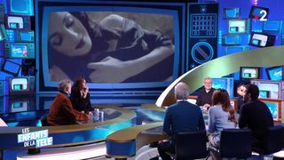 Attachée à un lit et ultra sexy : Laurent Ruquier déterre un clip très hot, malaise pour une actrice dans Les Enfants de la télé, "Vous êtes sûr que c'est moi ?"