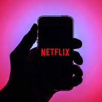 Netflix ne connait pas la crise : pour sa nouvelle comédie romantique, la plateforme va dépenser une somme (quasi) record et miser sur un énorme casting