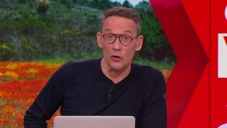 "Vous étiez obligé de vous mettre dans les toilettes ?" : Julien Courbet affiche un chroniqueur de Ca peut vous arriver sur RTL
