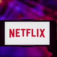 Nouveautés Netflix : la série la plus barrée de l&#039;année et qui mise sur un casting démentiel