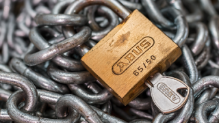 C'est déjà tourné, mais on ne vivra pas assez longtemps pour le voir : le film emprisonné dans un coffre-fort qui s'ouvrira automatiquement à la fin du compte à rebours