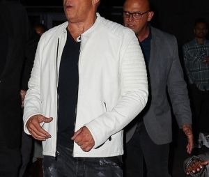 Exclusif - Vin Diesel quitte le match des Lakers contre les Spurs à Los Angeles, le 20 novembre 2022.  Exclusive - Vin Diesel sporting a white blazer as he sprinted with his bodyguard from the Cryptoarena.com VIP section to his waiting SUV when spotted leaving the LA Lakers vs San Antonio Spurs game. November 20th, 2022. 