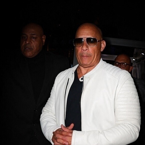 Exclusif - Vin Diesel quitte le match des Lakers contre les Spurs à Los Angeles, le 20 novembre 2022.  Exclusive - Vin Diesel sporting a white blazer as he sprinted with his bodyguard from the Cryptoarena.com VIP section to his waiting SUV when spotted leaving the LA Lakers vs San Antonio Spurs game. November 20th, 2022. 