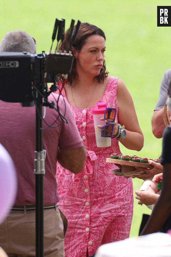 Celeste Barber, George Houvardas et Felix Williamson tournent la série "Wellmania" (Netflix) à Sydney, le 15 mars 2022.  Celeste Barber, George Houvardas and Felix Williamson are pictured on set of the Netflix dramedy series Wellmania at Sydney's Bronte Beach. Celeste was not happy eating some of the food on set. March 15th, 2022. 
