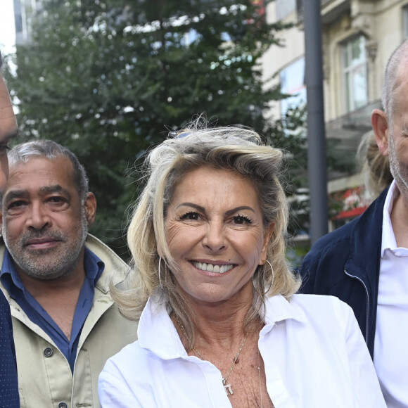 Caroline Margeridon est à Bruxelles avec les acheteurs (Stéphane Vanhandenhoven, Aurore Morisse, Bernard Dumeige, Alexandra Morel, Glorian Kabongo, François-Xavier Renou, François Cases Bardina, Gérald Watelet (animateur) et Jérôme Duvillard (commissaire-priseur)) de l'émission belge "Affaire conclue" pour une vente aux enchères d'objets donnés à "Viva for Life" en Belgique le 29 octobre 2022.  BRUSSELS, BELGIUM - OCTOBER 29 : The TV show "Affaire conclue" in Brussels for Viva for Life Eight buyers from the TV show "Affaire conclue" are present in the Galeries Anspach in Brussels for an auction of objects donated to Viva for Life (Caroline Margeridon, St�phane Vanhandenhoven, Aurore Morisse, Bernard Dumeige, Alexandra Morel, Glorian Kabongo, Fran�ois-Xavier Renou, Fran�ois Cases Bardina, G�rald Watelet (host) and J�r�me Duvillard (auctioneer). All profits from the sale will be donated to Viva for Life on October 29, 2022 in Brussels, Belgium, 29/10/2022 ( Photo by Didier Lebrun / Photonews 