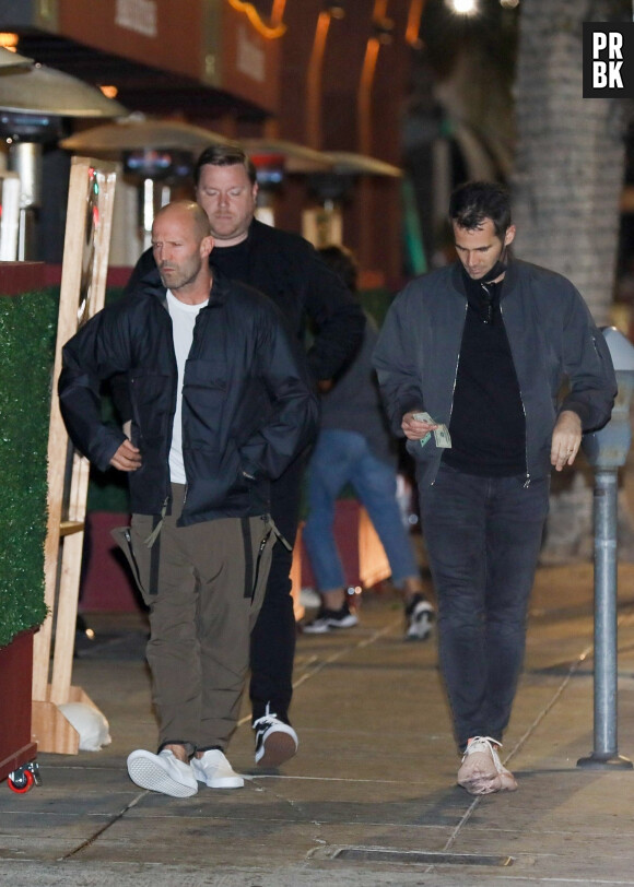 Jason Statham est allé dîner au restaurant Matsuhisa avec des amis à Beverly Hills, Los Angeles, le 17 mai 2021.  Beverly Hills, CA - Hollywood action star, Jason Statham lives up to his on-screen 'bad boy' persona as he goes out to dinner at Matsuhisa with a scowl on his face. On May 17th 2021. 
