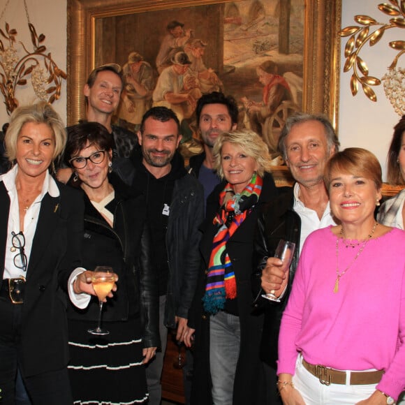 Exclusif - Caroline Margeridon, Sophie Davant et les acheteurs de “Affaire Conclue” - Fête des puces de St Ouen au marché Biron avec les acheteurs de l'émission "Affaire conclue" le 6 octobre 2022. © Philippe Baldini / Bestimage 