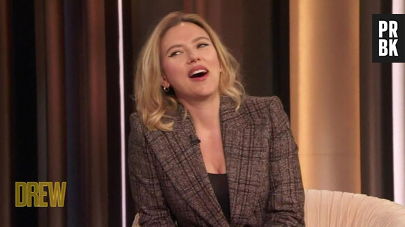 Scarlett Johansson sur le plateau du "Drew Barrymore Show" à Los Angeles, le 16 mars 2022.