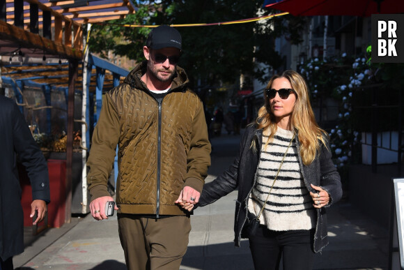Exclusif - Chris Hemsworth et sa femme Elsa Pataky vont déjeuner ensemble à New York, le 18 novembre 2022.