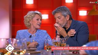"Regardez comme il est beau" : Sophie Davant drague Michel Cymes dans C à vous, il lui répond de manière très maladroite
