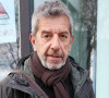 Michel Cymes quitte les studios de Radio France à Paris le 3 janvier 2023.