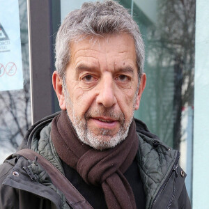 Michel Cymes quitte les studios de Radio France à Paris le 3 janvier 2023.