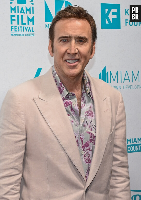 Nicolas Cage, lauréat du prix "Legends and Groundbreakers de Variety au Festival du film de Miami, répond aux journalistes au Miami Dade Collge. Le 5 mars 2023.