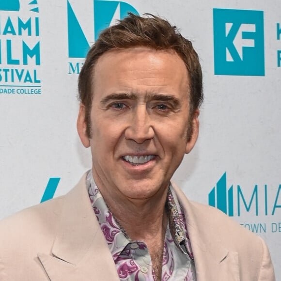 Nicolas Cage, lauréat du prix "Legends and Groundbreakers de Variety au Festival du film de Miami, répond aux journalistes au Miami Dade Collge. Le 5 mars 2023.