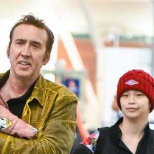 Nicolas cage porte sa fille August dans l'aéroport JFK à New York avec sa femme Riko Shibata le 25 mars 2023. Masquer le visage de l'enfant à la publication