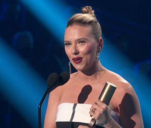 Scarlett Johansson sur la scène des "2021 People's Choice Awards" à Los Angeles, le 7 décembre 2021. 